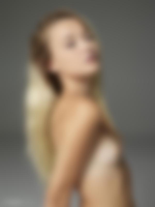 Image #11 from the gallery Alba blond beauty