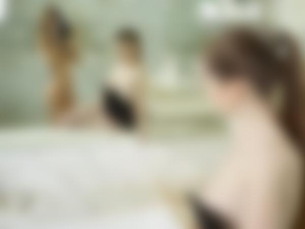 Billede #8 fra galleriet Alya skyder Emily med fjer