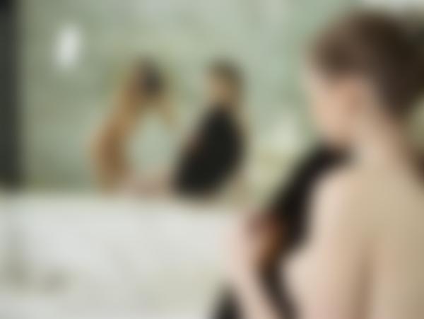 Billede #10 fra galleriet Alya skyder Emily med fjer