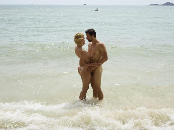 Bild #2 aus der Galerie Ariel und Alex Sex am Strand