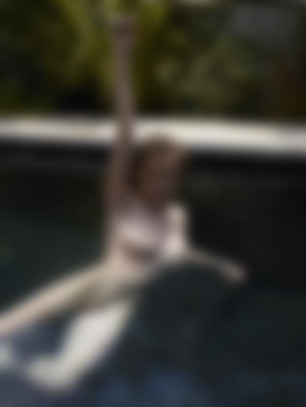 Imagem #9 da galeria Piscina negra de Emily