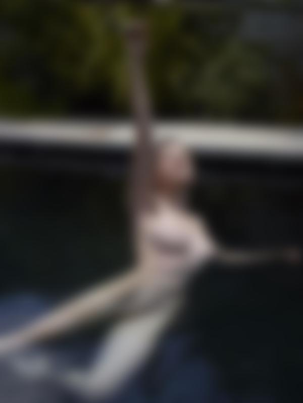 Imagem #10 da galeria Piscina negra de Emily