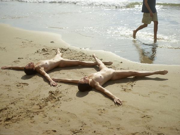 Imagen #1 de la galería Julietta y Magdalena contorsiones en la playa