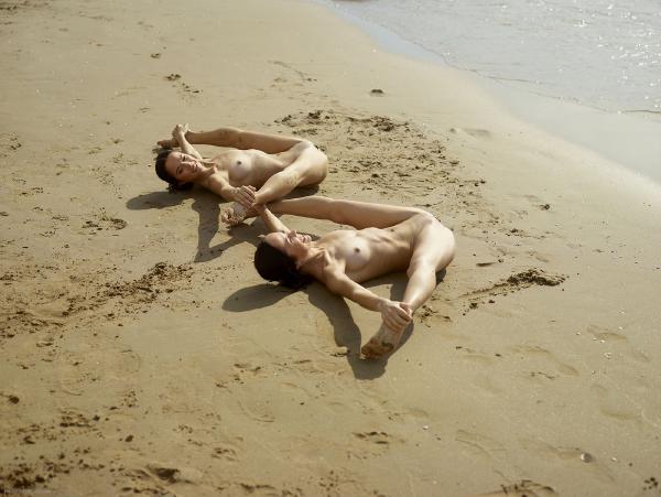 Image #3 from the gallery Julietta and Magdalena beach contortions