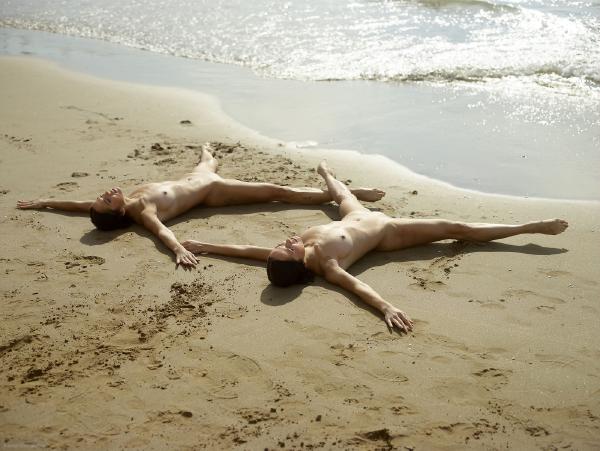 Image #2 from the gallery Julietta and Magdalena beach contortions