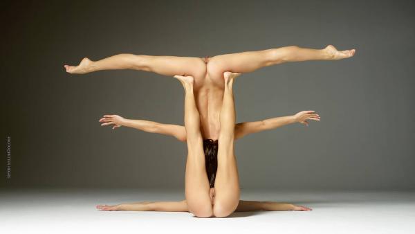 Julietta and Magdalena contortionists