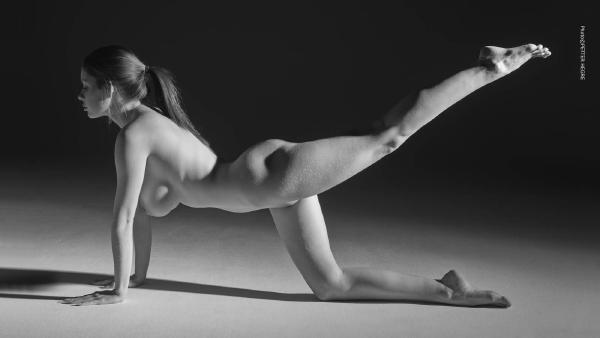 Mila Una fotografia di nudo in bianco e nero