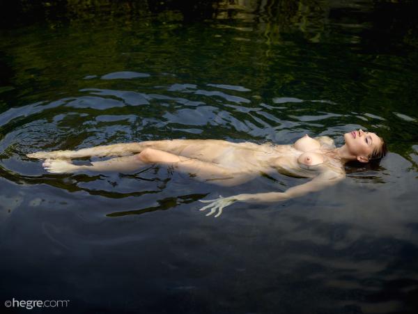 Attēls #4 no galerijas Sonya skinny dipping