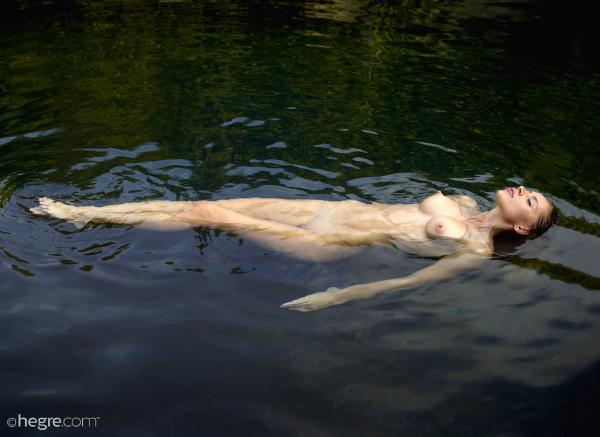 Attēls #5 no galerijas Sonya skinny dipping