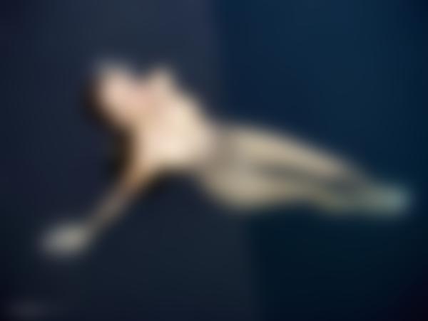 Attēls #8 no galerijas Sonya skinny dipping