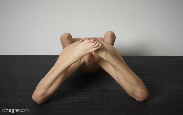 Attēls #4 no galerijas Veronika V galda virsmas akti